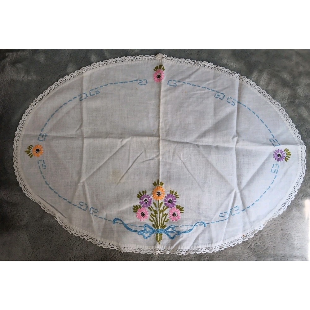 Vtg Hand Embroidered Table Cover Doily Flower Bouquet Oval Lace Trim 14x21" READ